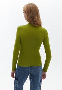OXXO WITH CUTOUT DETAIL - Langærmet T-shirt - golden cypress