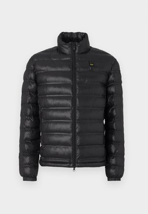 Giubbotto imbottito nero con colletto alto, chiusura con zip frontale e polsini a costine. Presenta una trapuntatura orizzontale e un piccolo logo sul petto. Materiale leggero.