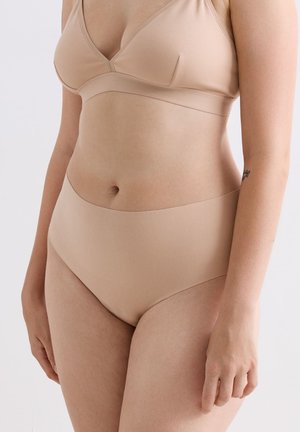 Beige naadloze beha en set met hooggewaist slipje, van zacht materiaal, met driehoekige cups, subtiele stiksels en een gladde textuur. Geen zichtbare hardware of patronen.