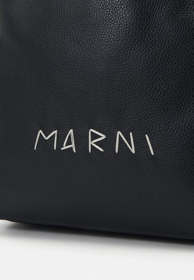 Bolso de piel negro con textura en relieve y el nombre "MARNI" en una fuente estilizada de color claro en la parte frontal.
