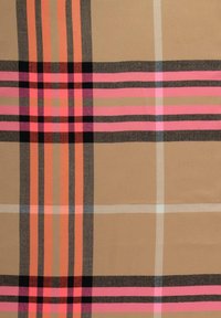 Tissu à carreaux présentant des rayures alternées dans des tons de marron, noir, rose et orange, avec une texture lisse et des motifs précis et audacieux.