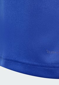 Plava sportska majica izrađena od glatkog materijala koji odvodi vlagu. Sadrži logotip "Climacool", ravne šavove i blago zakrivljeni rub.