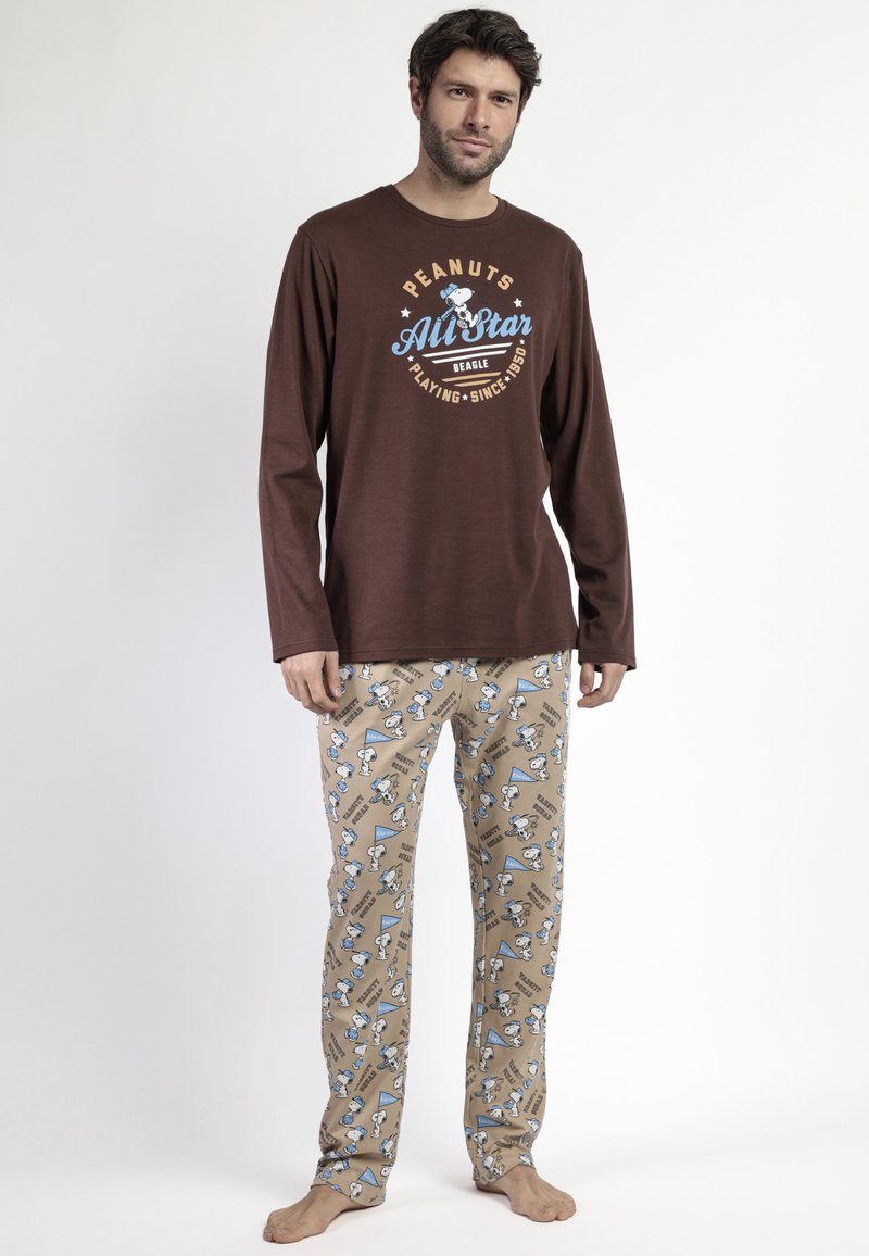 Camisa de manga larga marrón con un gráfico de "Peanuts All Star". Pantalones de pijama beige con un patrón de Snoopy y acentos en azul. Tejido de algodón suave.