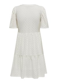 Vit klänning med korta puffärmar, strukturerat chevronmönster och design med lagerkrage. Tillverkad av lättviktig tyg.
