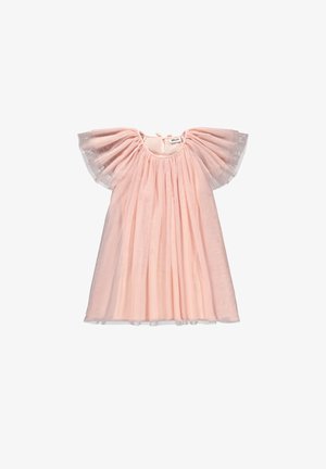 Vaaleanpunainen mekko, valmistettu pehmeästä, läpikuultavasta kankaasta, jossa on kerätty pääntie, lyhyet liehuvat hihat ja laskeutuva, laskostettu malli.