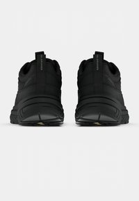 Svarta träningsskor med en strukturerad yta, vadderad häl, slitstark gummisula och en dragflik märkt "SALAMANDER" bak.