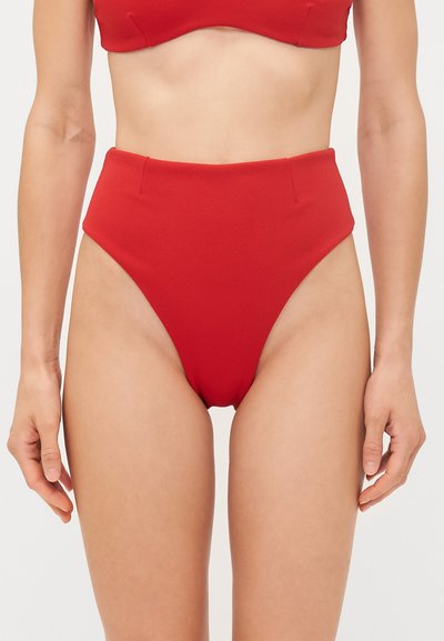 Červené bikiny s vysokým pasem vyrobené z hladkého materiálu, se bezešvou konstrukcí a vysokým střihem po stranách pro lichotivou siluetu.