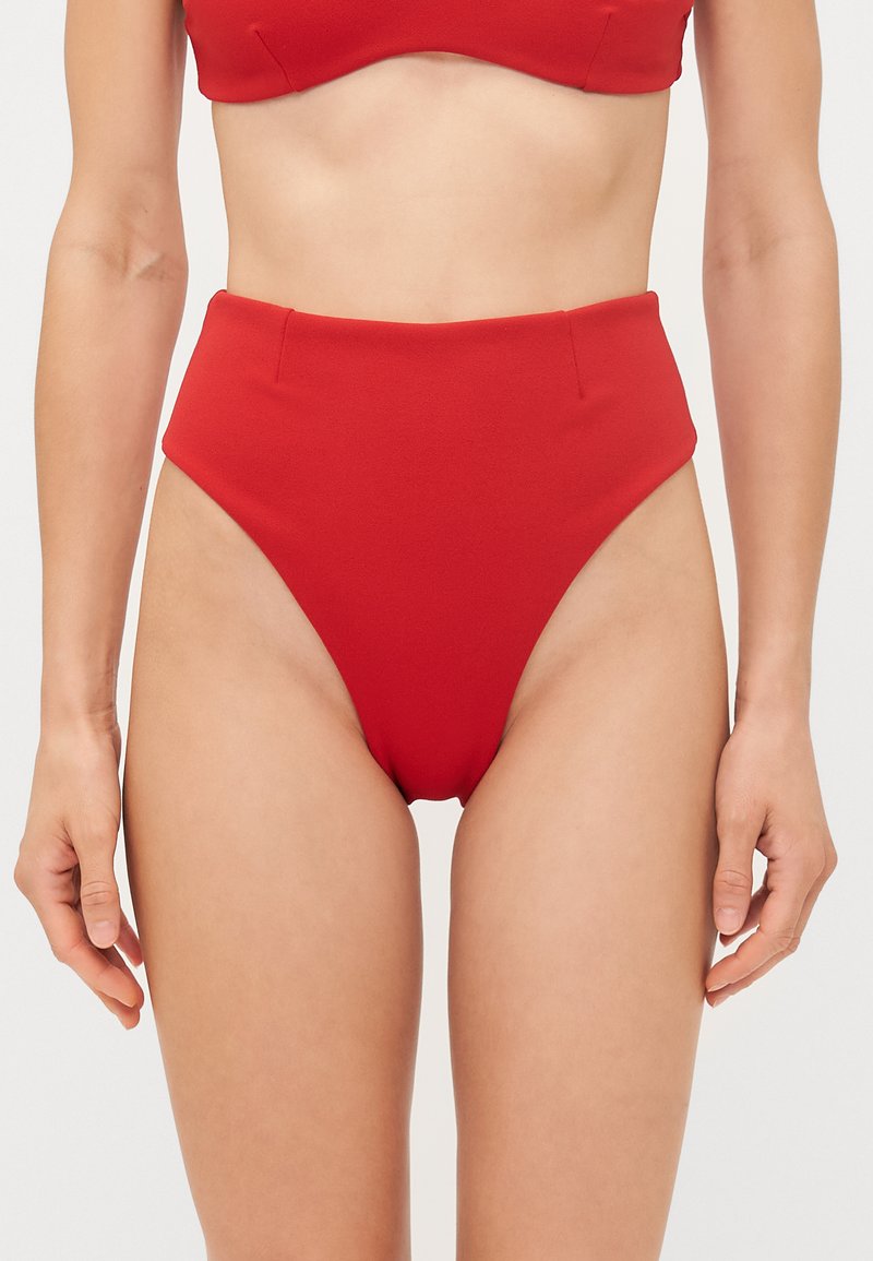 Mutande bikini rosse a vita alta realizzate in tessuto morbido, con un design senza cuciture e un taglio alto sui fianchi per una silhouette lusinghiera.