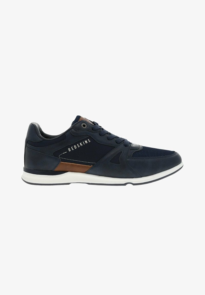 Chaussure de sport homme en bleu marine avec des matériaux en cuir et en mesh, présentant un accent marron, un détail de marque, un bout rond et une semelle blanche.