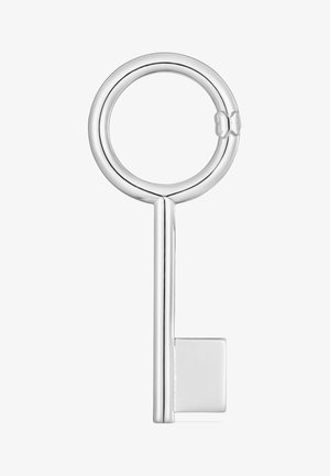 Llave de metal plateado con arco redondo y mordaza rectangular, aislada sobre un fondo blanco.