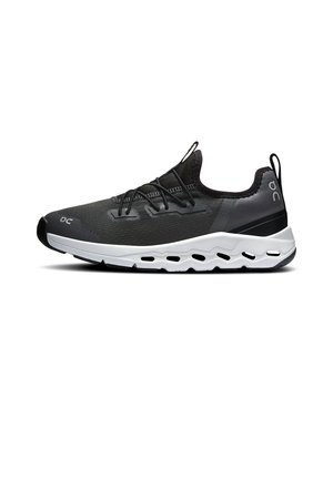 Baskets de sport noires et grises avec semelle blanche amortissante, lacets noirs et languettes de tirage sur la languette et le talon.