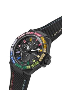 Reloj octogonal negro con una correa texturizada y una esfera adornada con cristales rectangulares de varios colores. Presenta tres subesferas y acentos en cromo.