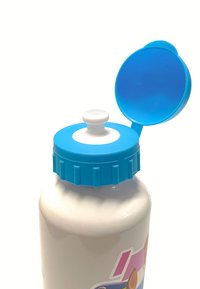 Bouteille en plastique blanche avec un capuchon à vis bleu et un couvercle à rabat. Le haut présente un bouton-poussoir blanc et des sections de prise texturées.