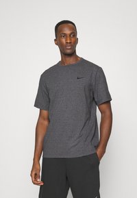 Nike Performance HYVERSE - T-skjorte til trening - obsidian heather/black