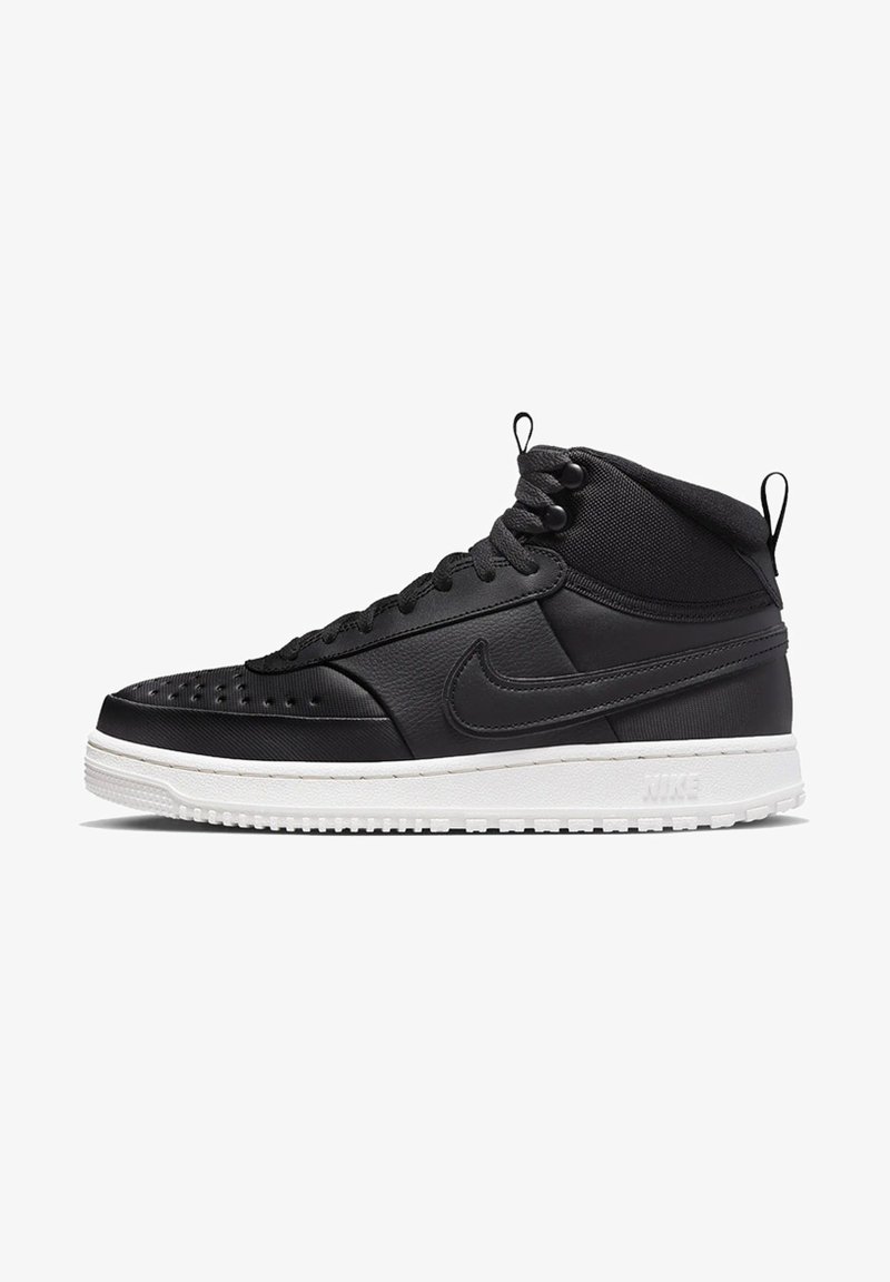 Schwarzer High-Top-Sneaker aus Leder und Textil mit einem strukturierten Design, weißer Gummisohle und auffälligem Nike-Logo an der Seite.