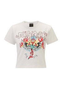Witte cropped t-shirt met kleurrijke grafische ontwerpen van vlammen, dobbelstenen en een gestileerde draak, gemaakt van katoen met een ronde hals.