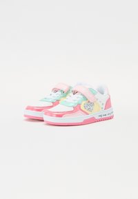 Flerfargede sneakers med rosa, myntegrønn og hvite materialer. Inkluderer en glitterhjerte-detalj, borrelåsrem og gummisåle.