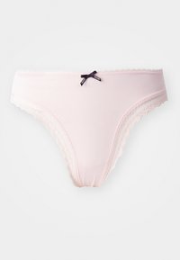 Lichtroze katoenen string met kantafwerking en een klein marineblauw strikje aan de voorkant. Soepele textuur met golvende randen.