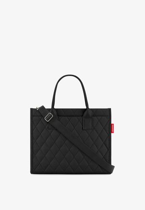 Schwarze, gesteppt rechteckige Handtasche mit zwei oberen Griffen und einem verstellbaren Schulterriemen, versehen mit einem kleinen roten Markenschild an der Seite.