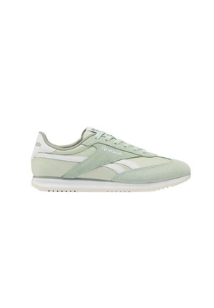 Hellgrüner und weißer Reebok-Sneaker mit Wildlederdetails, Schnürverschluss und flacher Gummisohle, von der Seite auf weißem Hintergrund gezeigt.