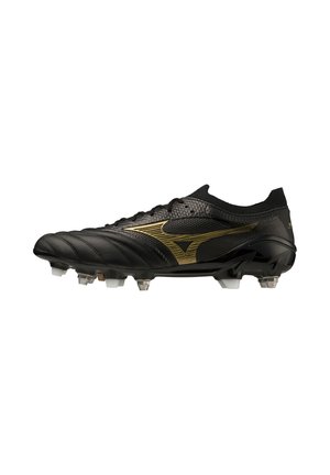 Zwarte voetbalschoen met goudkleurig logo en veters, met een laag enkelkousontwerp en een gemengde noppenconfiguratie op de zool voor spelen op stevige ondergrond.