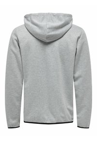 Sudadera gris hecha de tejido suave, con capucha ajustable, mangas largas y un dobladillo negro en los puños y en la parte inferior.