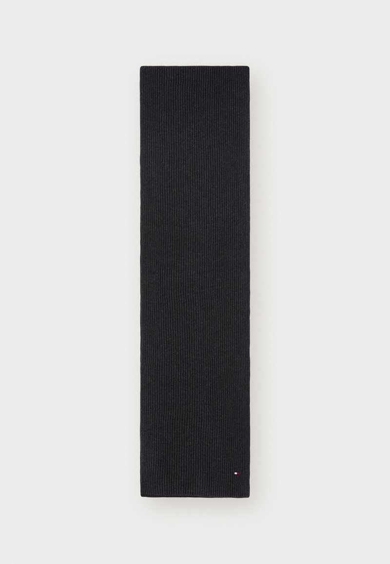 Écharpe tricotée côtelée bleu marine foncé, de forme rectangulaire, texture lisse, avec un accent de marque subtil dans le coin.