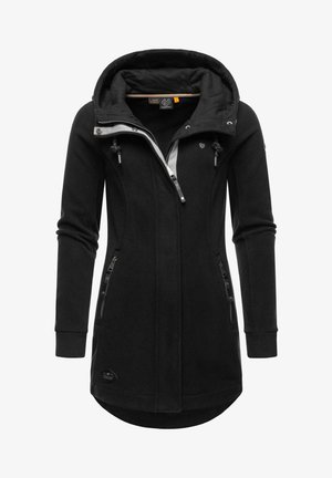 Chaqueta de forro polar negra con capucha, cierre de cremallera y dos bolsillos laterales con cremallera. El diseño incluye un dobladillo curvado y una tela texturizada.