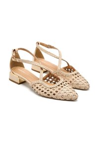 Ballerine a punta in materiale beige intrecciato, caratterizzate da un design con ritagli, due sottili cinturini e un piccolo tacco accentato in oro.