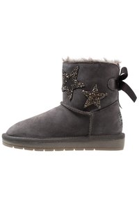 Šedá nubuková kotníková bota se dvěma dekorativními aplikacemi hvězdiček s ozdobami, umělou kožešinou uvnitř a mašlí na zadní straně.