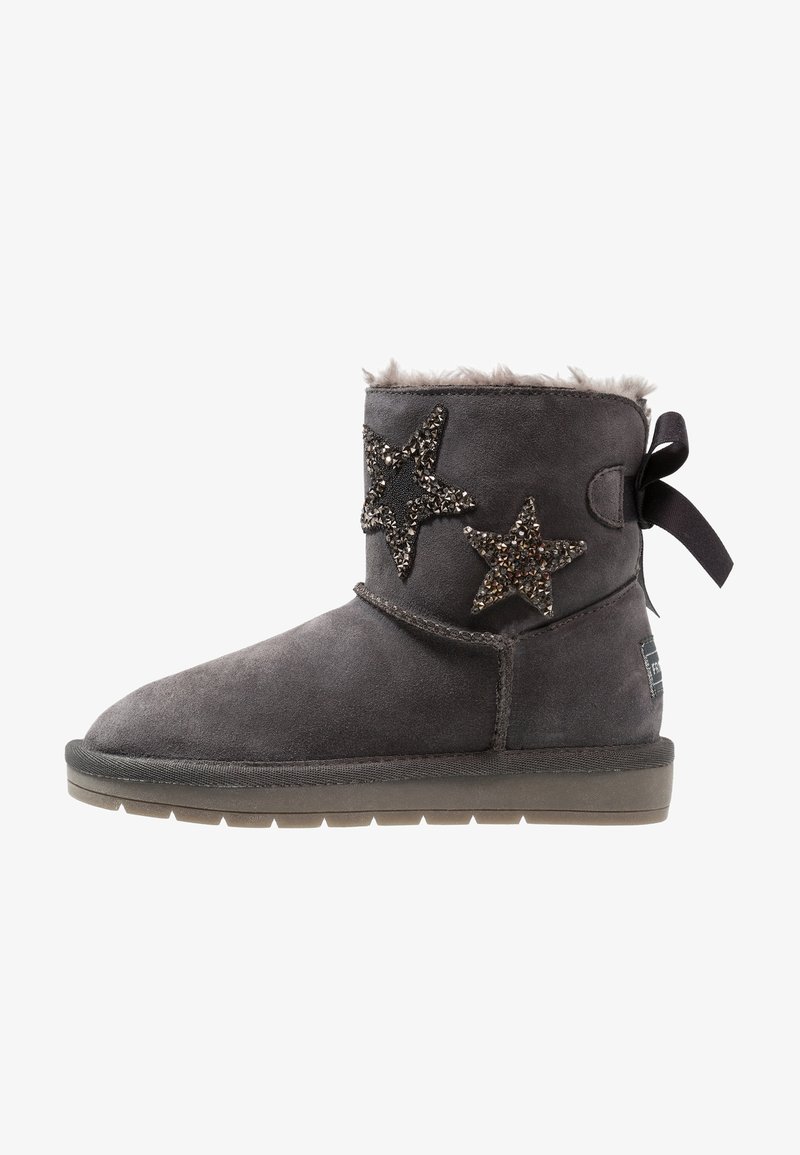 Šedá nubuková kotníková bota se dvěma dekorativními aplikacemi hvězdiček s ozdobami, umělou kožešinou uvnitř a mašlí na zadní straně.