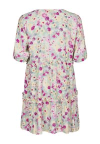 Robe florale avec un fond vert clair orné de fleurs roses et violettes. Accents volants à la taille et à l'ourlet, manches courtes.