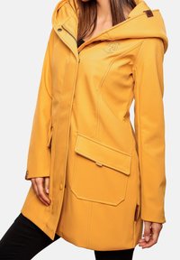 Żółta wodoodporna kurtka z kapturem, zapinana na zamek, z kieszeniami i teksturowaną tkaniną. Ozdobiona logo i skórzaną naszywką.
