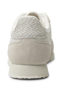 Hellgraue Sneaker mit Wildleder- und strukturierten Akzenten an der Ferse, gepolsterter Kragen und Gummisohle. Weiches Material und schlichtes Design.