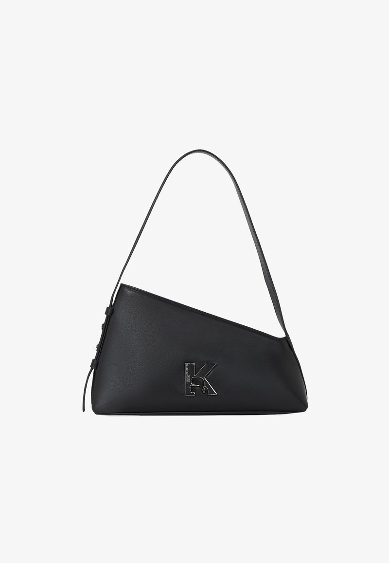 Fekete bőr kézitáska szögletes formával, jellegzetes ezüst K logóval, egyetlen vállpánttal és sima felülettel.