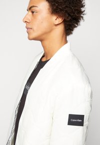 Calvin Klein CRINKLE ONION - Bomber Jacket - vanilla ice/off-white ...