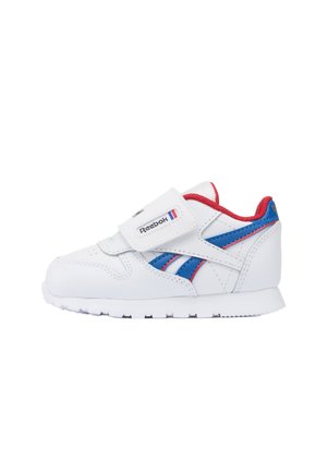 Witte Reebok-sneaker met blauwe en rode accenten, voorzien van één klittenbandsluiting en een dempende zool.