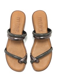 Sandalias planas marrones con dos correas cruzadas en un acabado metálico y una banda texturizada. La suela es suave y de color marrón claro.