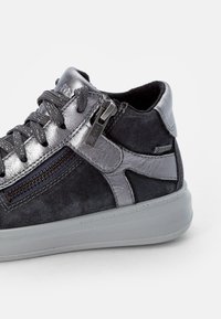 Superfit Sneakersy wysokie