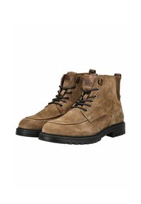 Hnědé semišové kotníkové boty s černou gumovou podrážkou, se šněrováním vpředu, značkovou nášivkou a strukturovanými bočními panely pro větší detail.