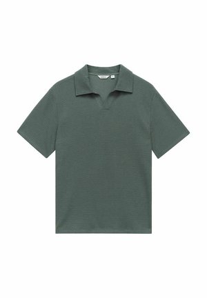 Polo shirt vert foncé en tissu texturé. Manches courtes avec un col pointu et un léger décolleté en V. Sans motifs ni accents.