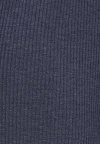 Temno mornarsko modra rebrasta tkanina z navpično teksturo, ki se ponaša s svojimi mehkim, rahlo meliranim videzom in doslednim vzorcem po vsej površini.