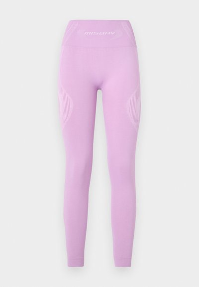 Leggings lilas clairs avec une taille haute, des panneaux latéraux texturés et un détail de logo discret sur le devant, fabriqués en tissu extensible.