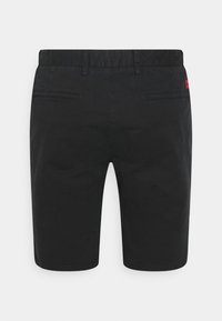 Short noir sur mesure avec deux poches passepoilées à l'arrière et des passants de ceinture, présenté de dos sur un fond uni.