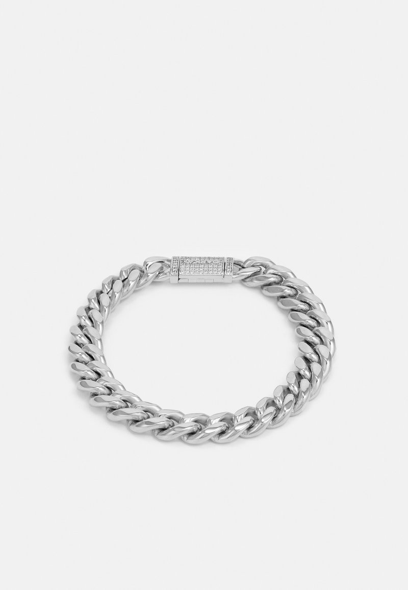 Bracelet en chaîne argentée avec des maillons entrecroisés, doté d'un fermoir texturé accentué par de petites pierres claires. Fini lisse et brillant.