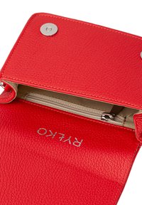Portafoglio in pelle rossa con finitura testurizzata, chiusura a scatto e scomparto zip interno. Presenta un logo argentato stampato all'interno.