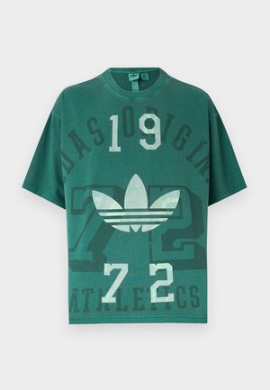 Grøn oversized t-shirt med Adidas-logo, store tal "109" og "72" samt udvasket "Adidas Originals Athletics" tekst på fronten.