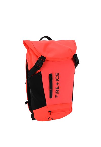 Roze en zwarte rugzak met een roltopsluiting, voorzien van verstelbare schouderbanden, een ritsvak en de tekst "FIRE+ICE" aan de voorkant.
