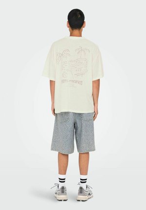 LOCKER GESCHNITTEN RUNDHALS KASTIGE ÄRMEL - T-shirt imprimé - cloud dancer