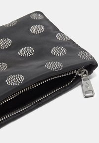 Čierny púzdro s kovovými cvočkami v bodoch, vyrobený z hladkej tkaniny. Obsahuje kovový zips s ťahákom, ktorý je otvorený a ukazuje vnútro.